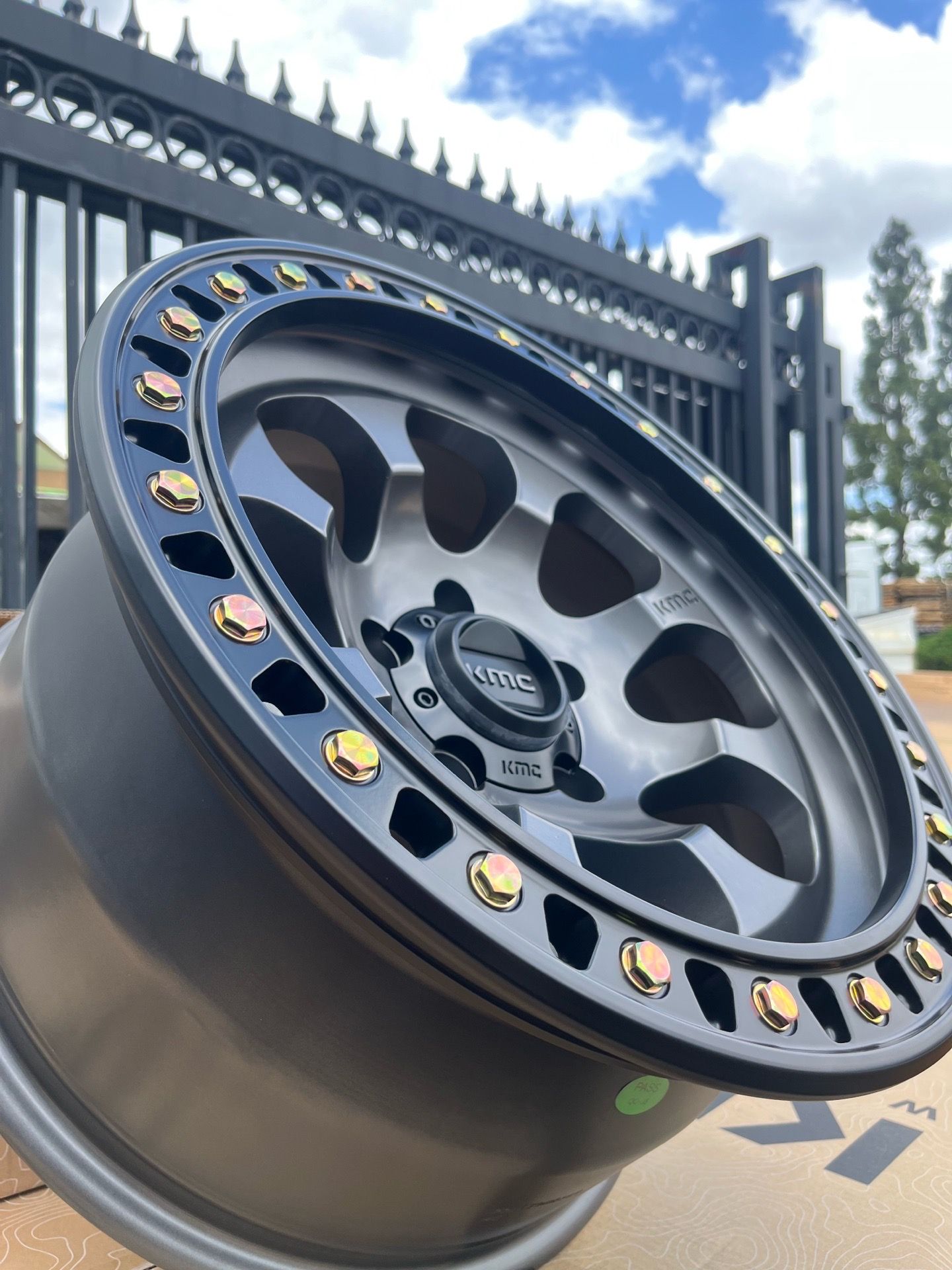 KMC KM550 Riot SBL Wheels 17x9 Anthracite/Black Lip – Set of 5