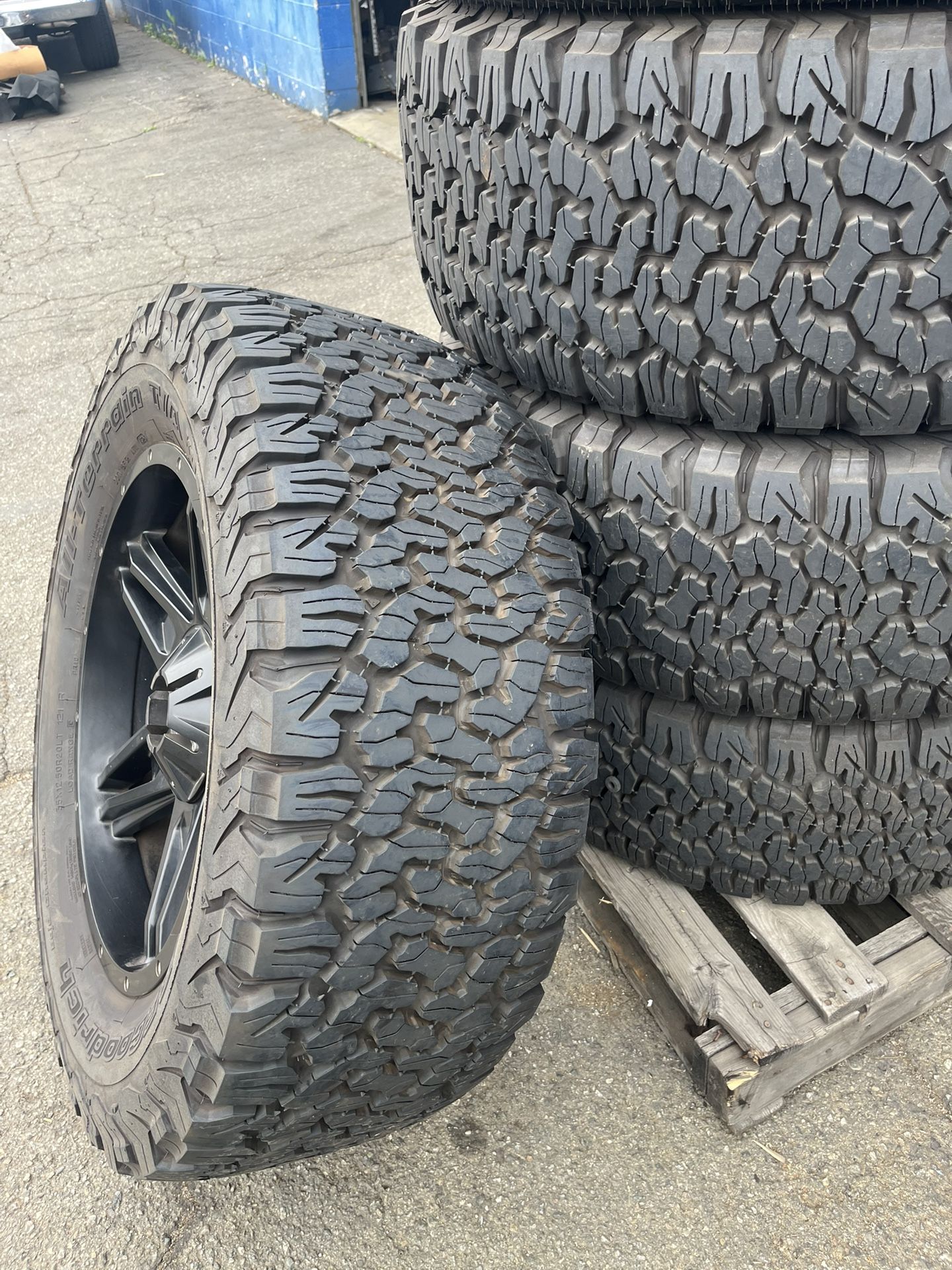 BFG KO2 35-12.50-20 w. American Outlaw Wheels USED (5)